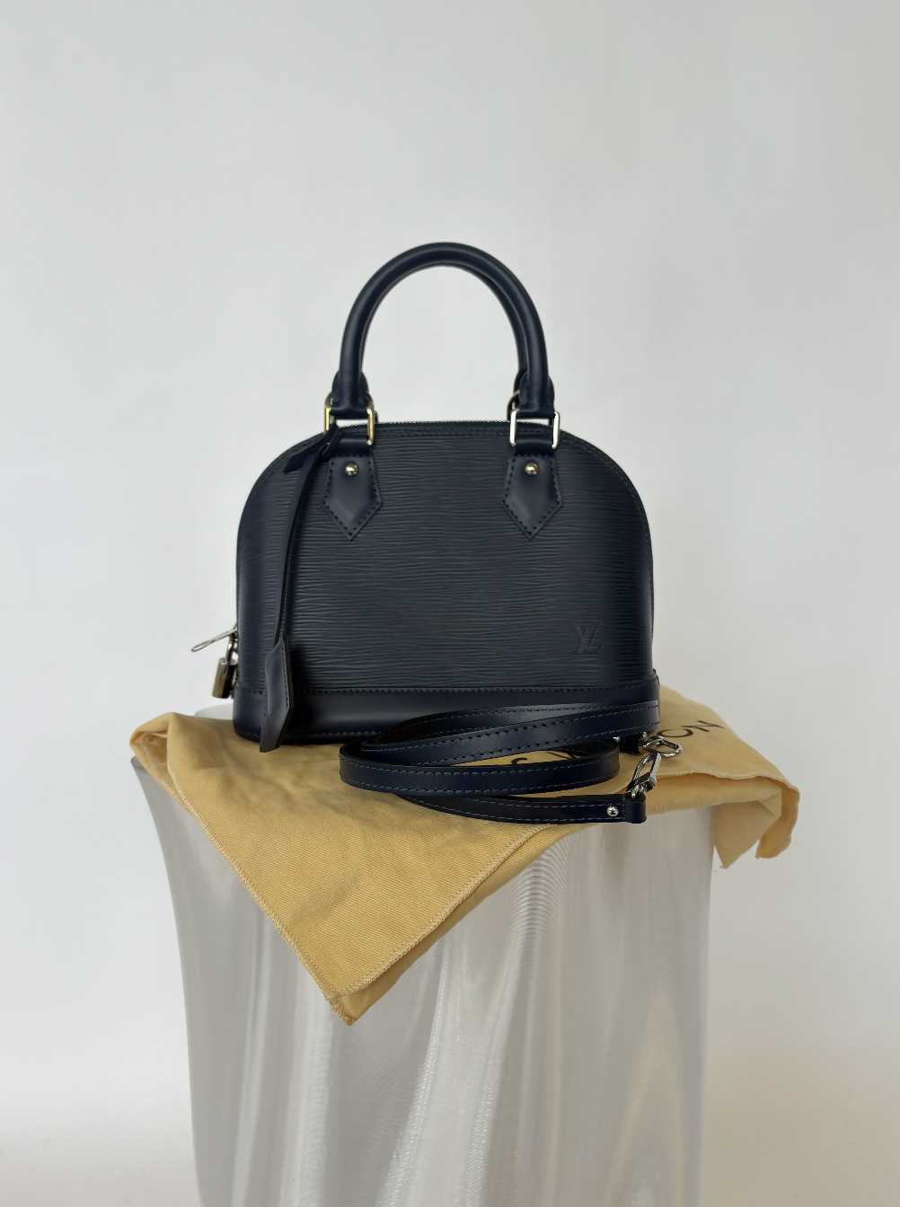 Louis Vuitton Alma BB Sac in Bleu Indigo Epi Leather