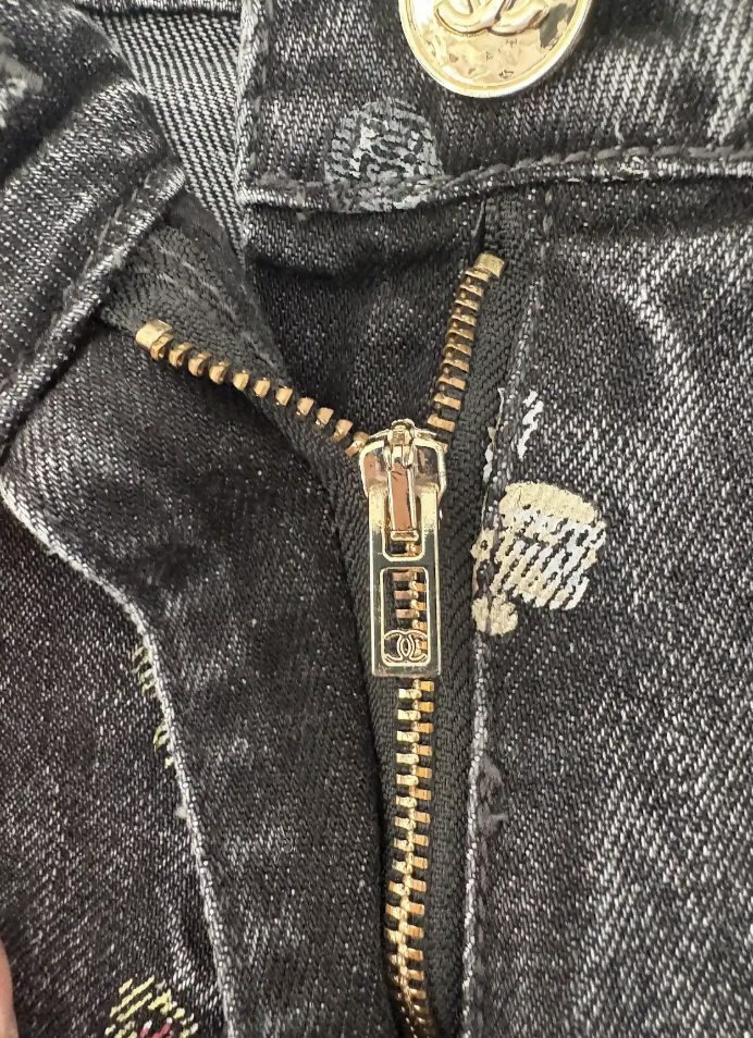 Chanel 25B Grey-black Printed Graffiti Jeans