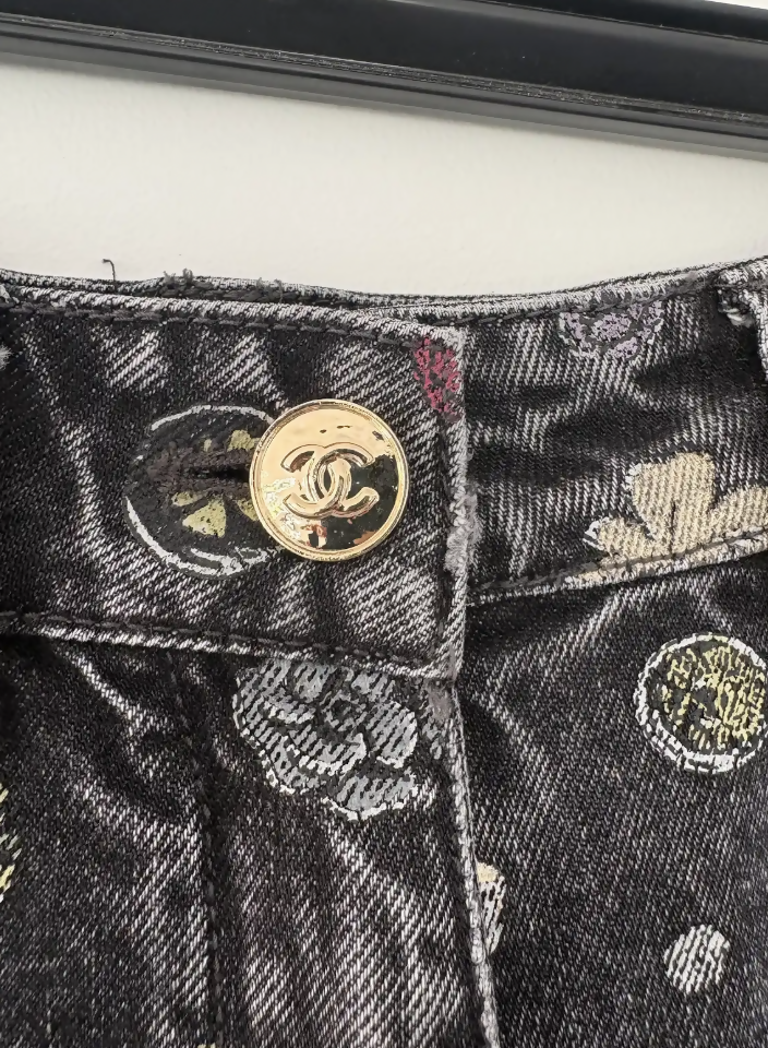 Chanel 25B Grey-black Printed Graffiti Jeans