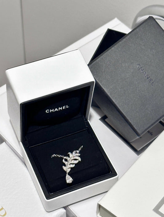 Plume de CHANEL Necklace White Gold