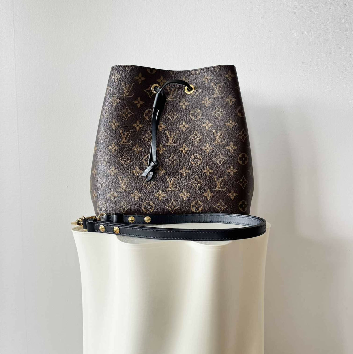 Louis Vuitton NéoNoé MM Monogram Canvas Black