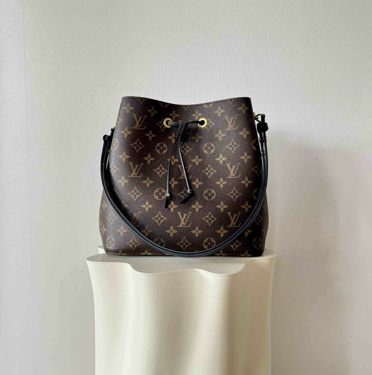 Louis Vuitton NéoNoé MM Monogram Canvas Black