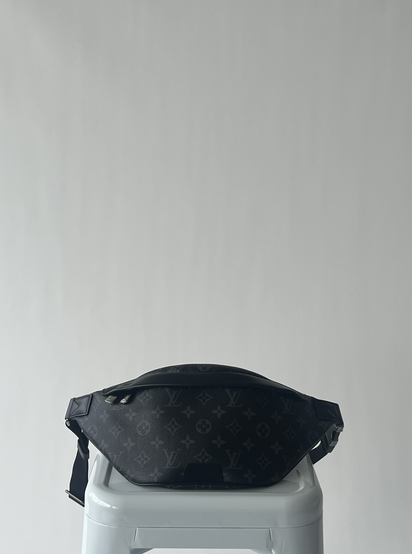 Louis Vuitton Discovery Bumbag Monogram Eclipse Black